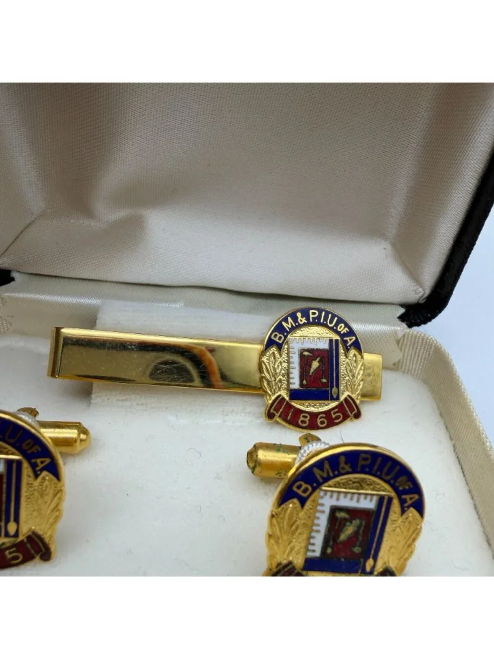 B.M. & P.I.U of A cuff link and tie bar clip set Brick layers masons‎ 25 years